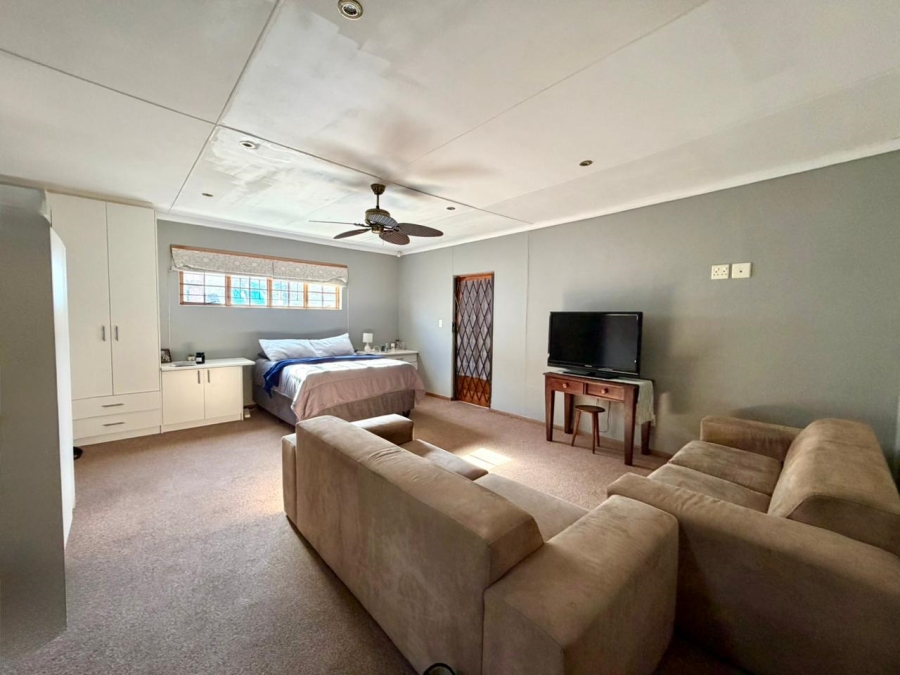 7 Bedroom Property for Sale in Oudtshoorn South Western Cape